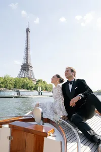 paris-seine-river-boat-couple-eiffel-tower-editorial12