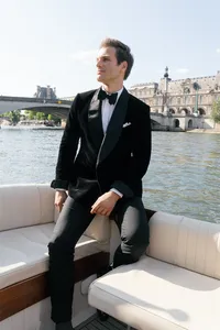 Solo portrait of the groom seated on the boat along the Seine