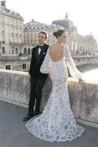 paris-bridge-couple-portrait-bouquet12
