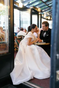 paris-cafe-couple-laughing-romantic10