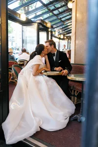 paris-cafe-de-flore-couple-kiss2