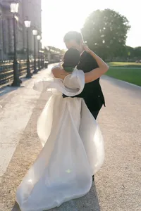 paris-couple-romantic-kiss-street-editorial4