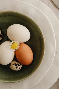 kaboompics_easter-delights-spring-flowers-and-minimalist-tableware-29938