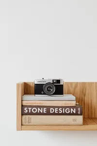 kaboompics_old-camera-and-books-on-the-shelf-21402