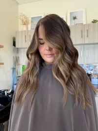 Low maintenance brunette highlights that are Balayage inspired.