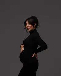 classic-maternity-picture-black-turtleneck-dress