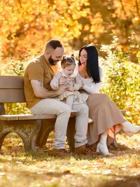 family-portrait-fall-session-laughs-hugs-wood-bench-fall-outfit-mommy-and-me