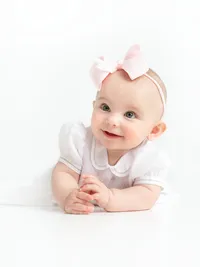 milestone-cute-baby-picture-pink-bow-minimalistic-dress