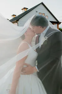 Timeless bridal photos during golden hour