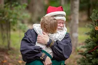jacksonville-holiday-photography-santa-woodland-santas-hug-009