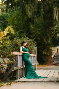 maternity-photoshoot-green-dress-wooden-bridge
