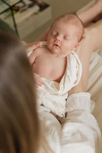 newborn-over-mothers-shoulder-in-home-lifestyle-boulder-newborn-photographer-138
