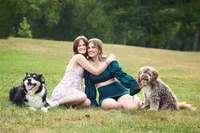 Senior Picture Photographer Captures Joyful Friendship in Nature Setting-04