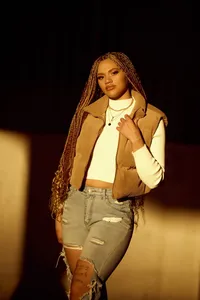 Senior Picture Photographer Captures Stylish Portrait In Golden Light-41