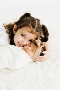 baby with big sister