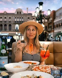 Chelsea Loren Lifestyle branding photographer in San Diego capturing girl eating pasta. Travel blogger Kiersten Rich The Blonde Abroad at The Venetian in Vegas.