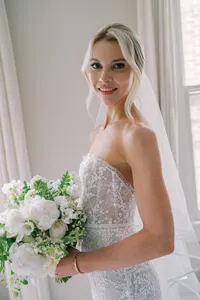bridal style, wedding dress, wedding bouquet, bridal bouquet