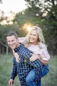 San_Antonio_family_photos_in_grassy_field_07