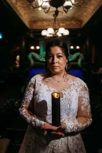 Haunted-Mansion-Parlor-Bride-Photos-Destiny-Cruise-Wedding-Photographer_IMG_059