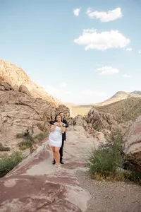 Guy hugging his fiance from behind at the Red Rock Canyon