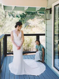 brides mother helping with the veil
