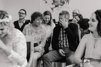Emotionale Hochzeitsgäste bei Trauung – echte Momente Hochzeitsfotografie