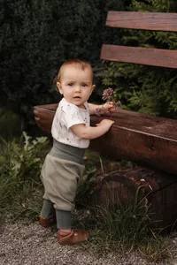Familienfotograf im Aargau – natürliches Babyfoto im Freien