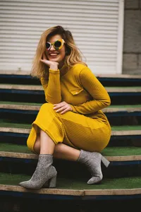 laughing-yellow-dress