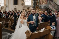 Brautpaar schreitet strahlend aus der Kirche – emotionale kirchliche Trauung