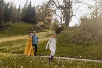 Familienfotografie Region Baden – Familie unterwegs in der Natur im warmen Abendlicht