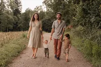 Familienfotograf Region Baden – entspannte Familie mit zwei Kindern beim Spaziergang