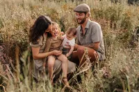 Authentische Familienfotografie im Aargau – glückliche Familie im Abendlicht