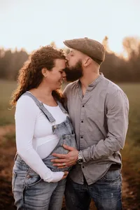 Babybauchshooting im Aargau – natürliche Schwangerschaftsfotografie im Freien