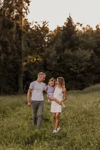 Familienfotografie Region Baden – entspanntes Familienshooting in der Natur