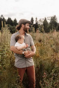 Familienfotograf Region Baden – Vater mit Baby beim Outdoorshooting