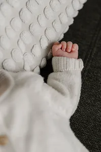Detailaufnahme einer Babyhand – liebevolle Newbornfotografie Schweiz