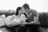 Newbornshooting im Aargau – Eltern mit ihrem Neugeborenen in entspannter Atmosphäre zuhause