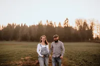 Familienfotograf Region Baden – Vater trägt Tochter lachend über eine Wiese
