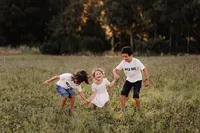Lebendige Familienfotos im Aargau – Kinder spielen ausgelassen in der Natur