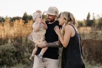 **Familienbild im Sonnenuntergang (Vater trägt Kind, Mutter nah dabei):**
Familie mit Kleinkind im goldenen Abendlicht – natürliche Familienfotografie Schweiz
Schick mir das nächste Bild 👌