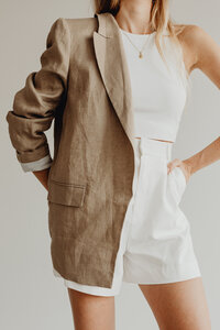 kaboompics_white-top-white-high-waisted-shorts-linen-jacket-gold-necklace-jewellery-27696