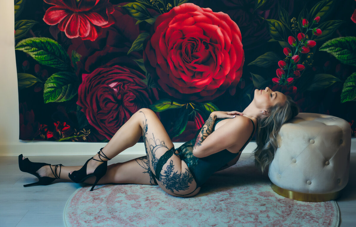 savannah-boudoir-red-room-floral-backdrop-portrait-01