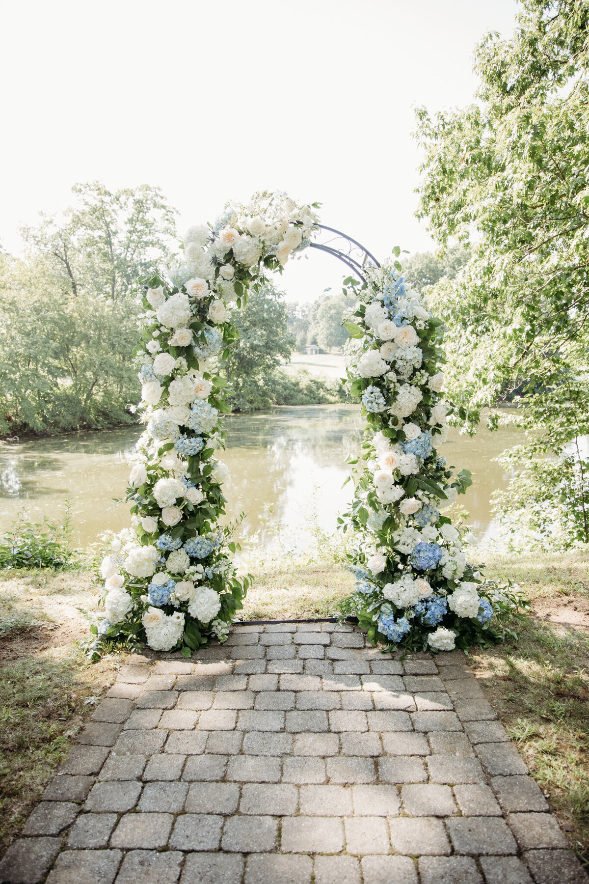 wedding-ceremony-flowers-at-springfield-country-club-ma
