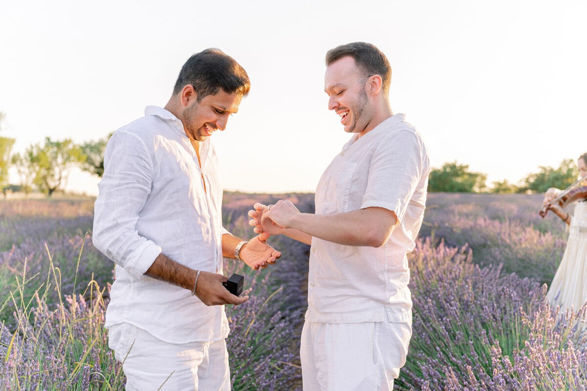 Marriage-proposal-in-the-lavender-fields3