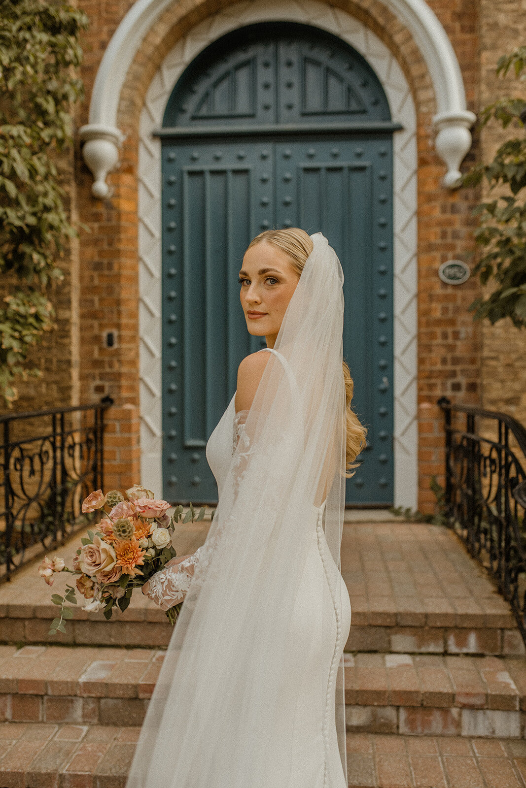 b-niagara-on-the-lake-124-on-queen-wedding-bride-bridesmaids-first-look-06