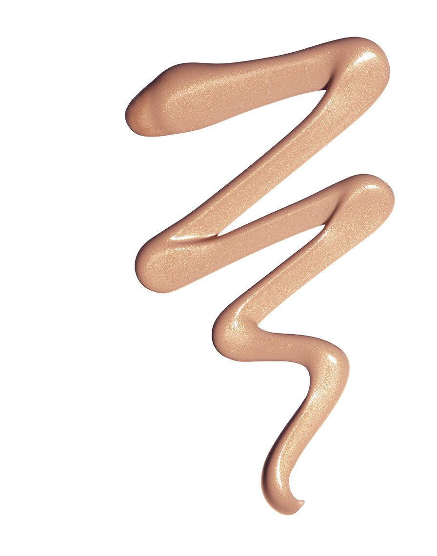 Creamy foundation swatch in light beige with a smooth texture, photographed by Ylva Erevall.