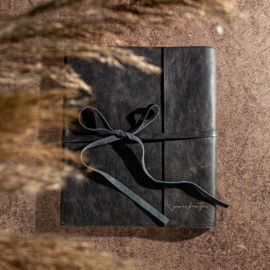 The Journal Collection is designed for the storytellers. Its cover is a unique piece, hand-stitched and coated with natural Tuscan leather, highlighted by small marks so characteristic of genuine leather  (1)
