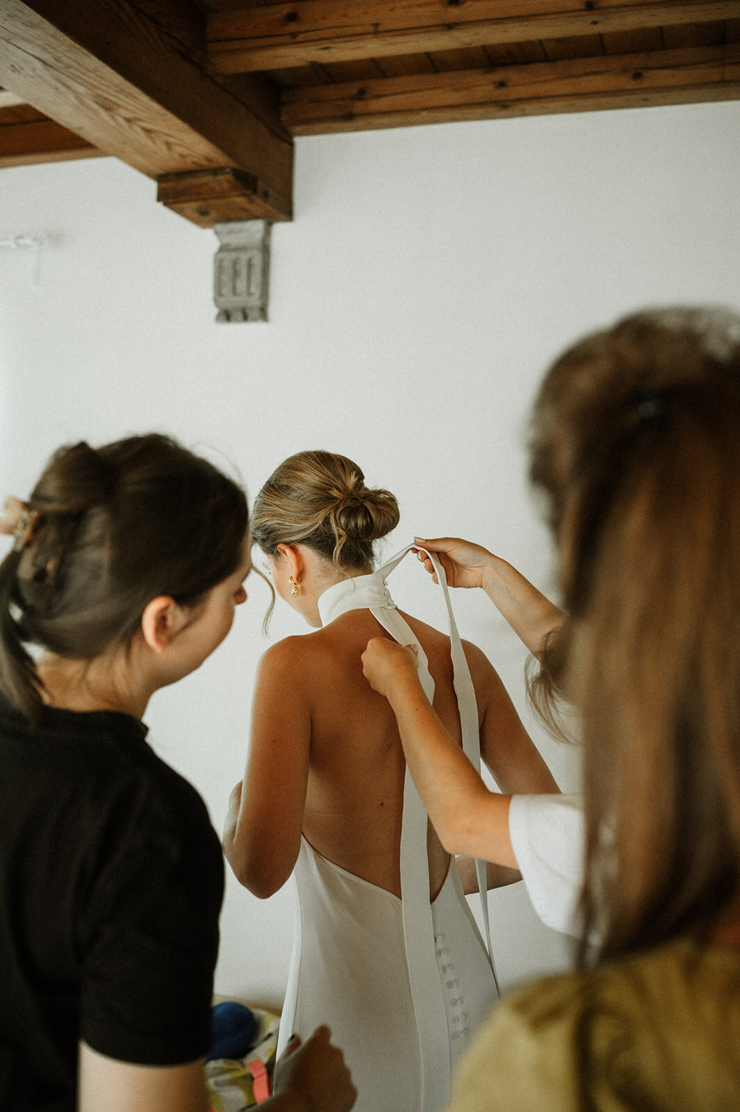 Herentals, salon weddings, moody, authentiek, alternatief trouwen,bruid, 2026, elopent, intiem, spontaan, tijdloos, trouwfotograaf, antwerpen - klaarmaken & first look-175