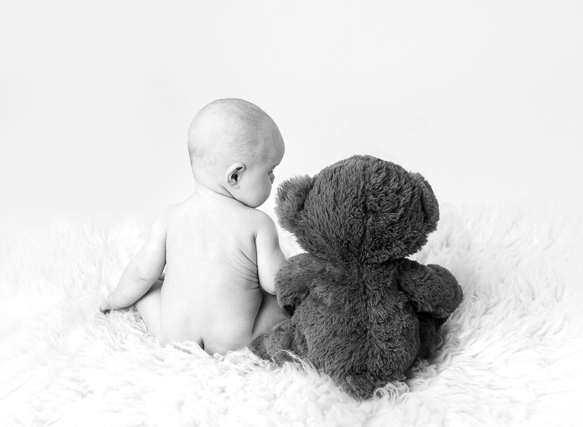 Black and white baby back photography