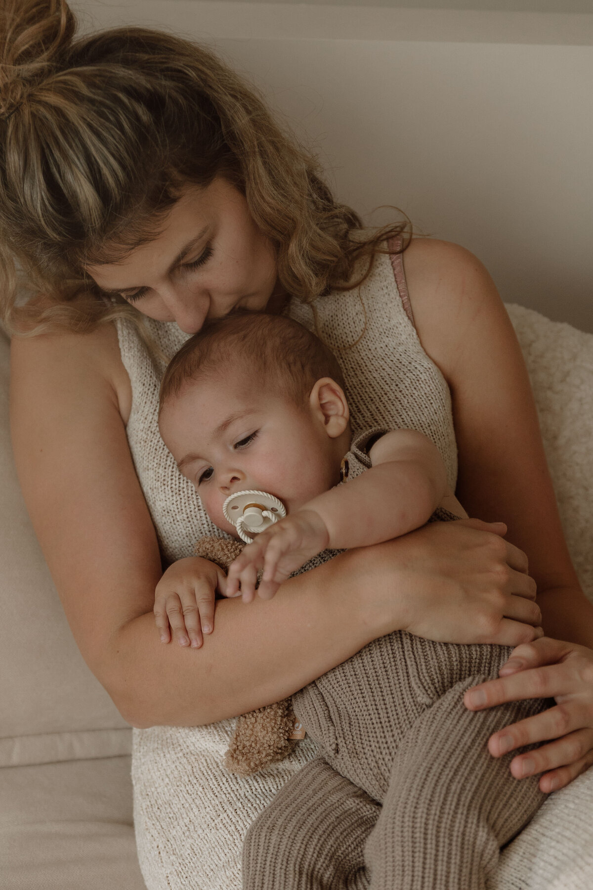 newborn fotograaf - gezinsfotograaf - zwangerschapsfotografie - videograaf - Sint-Niklaas - Pictures by Jess - Mama en baby shoot - borstvoeding